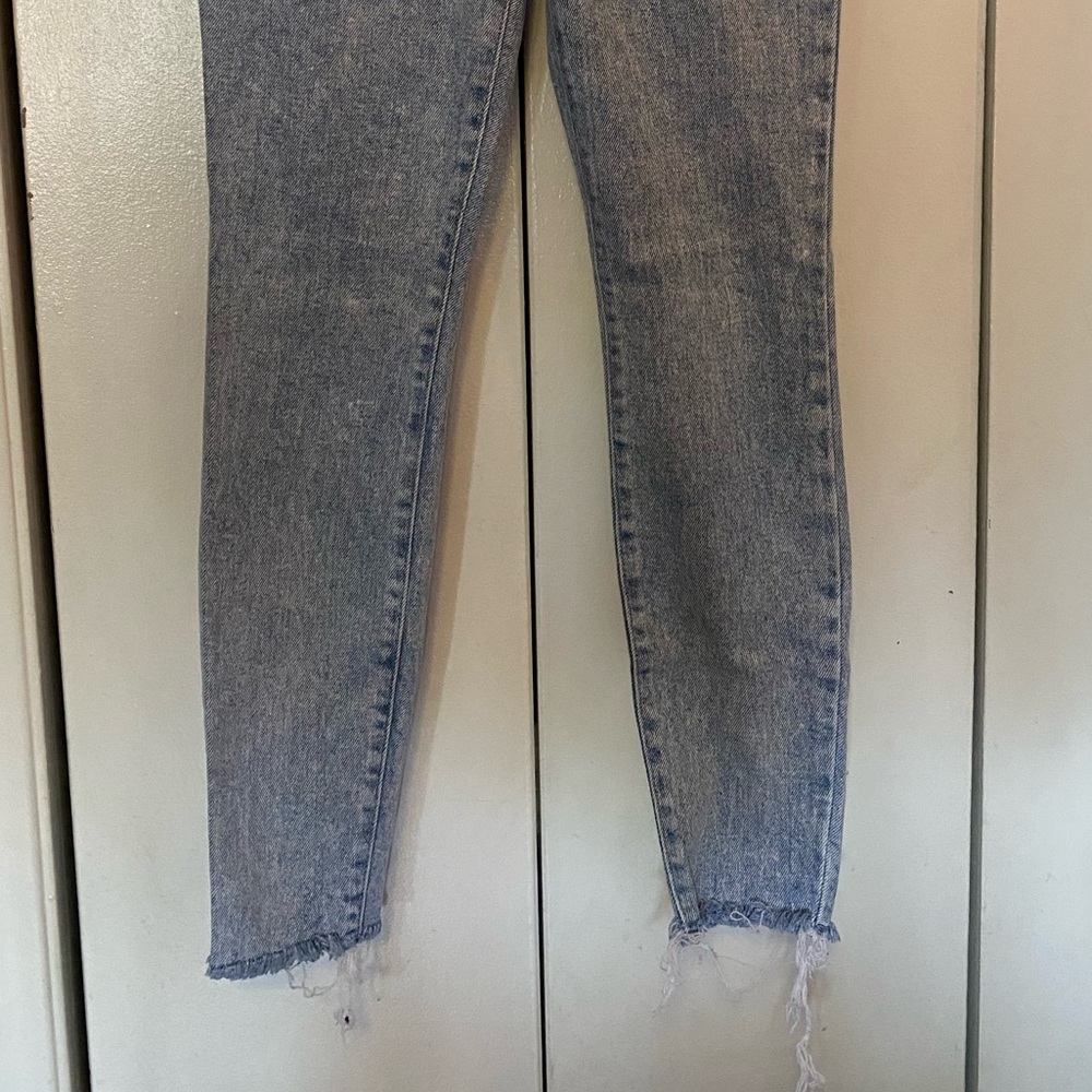 Guess Jeans - Picture 2 of 3
